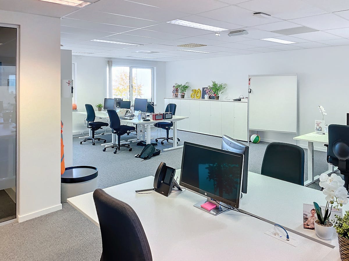 Verhuurd kantoor van 667m² met 23 parkings - foto 4