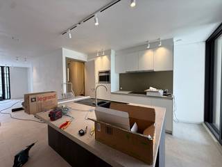 Bent u op zoek naar een centraal gelegen appartement in Tielt waar u comfortabel en zorgeloos kunt huren? Dan is dit nieuwbouwproject precies wat u zoekt!<br /><br />In de Kortrijkstraat in Tielt op de eerste verdieping bieden wij dit stijlvol nieuwbouwappartement aan. De appartementen worden volledig instapklaar opgeleverd en afgewerkt met kwalitatieve voorzieningen, waaronder verlichting, gordijnen, airco,...<br /><br />Indeling van het pand:<br />Binnenkomen doet u via de inkom met gastentoilet, vervolgens hebben we de ruime leefruimte met open en volledig geïnstalleerde keuken + bering, de leefruimte heeft ook toegang tot het overdekt en vooral zonnig terras, twee volwaardige slaapkamers waarvan één met terras langs te voorkant en badkamer.<br /><br />Provisie gemeenschappelijke kosten: €50/ maand.<br />Optioneel kunt u ook een staanplaats huren: €25/ maand. <br /><br />Interesse in dit unieke project? Aarzel dan niet om ons te contacteren!