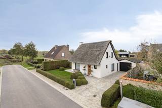 This charming, detached house, built on a 775m² plot, is located in a cul-de-sac (Sint-Ritastraat). In addition to an idyllic location in...