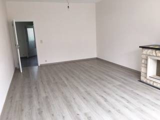 ANDERLECHT, in een rustige straat vlakbij de Prince de Liège en alle voorzieningen, ontdekt u dit appartement van ±105 m² op de 2e verdieping in een klein appartementencomplex met lage lasten.
Het appartement valt op door zijn ruime indeling en functionele indeling. De woonkamer van ±30 m² met ingerichte keuken vormt een aangename, lichte en gezellige leefruimte. Momenteel is het appartement ingedeeld in twee grote slaapkamers van ±25 m² en ±14,5 m² met inloopkast. Een badkamer, een apart toilet, een kelder en een zolder maken het geheel compleet en bieden waardevolle opbergruimte.
Het pand wordt momenteel verhuurd voor 1.158 €/maand, plus 110 €/maand aan servicekosten. De koper dient de lopende verhuurverplichting na te komen, wat dit ook tot een mooie investeringskans maakt.
Individuele centrale verwarming.
EPB: D- (207 kWh/m²/jaar).
Alle oppervlakten zijn bij benadering.