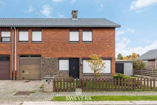 Voor meer info en foto’s, surf naar www.swevers.be – In een rustige en residentiële buurt in Tessenderlo-Ham ontdek je deze halfopen gezinswoning...