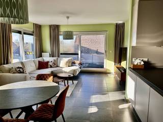 <p><span>TOPPER!</span></p><p><span>In een rustige zijstraat nabij het centrum van Oudenaarde bevindt zich Residentie ‘Castor’.</span></p><p><span>Deze residentie heeft een beperkt aantal entiteiten waar er een huiselijke sfeer heerst. Dit appartement is afgewerkt</span></p><p><span>met duurzame materialen en is gelegen op het 2de verdiep. Buitenshuis gaat u ongetwijfeld mooie momenten beleven op</span></p><p><span>het terras met mooi uitzicht.</span></p><p><span>Volledig instapklaar : geschilderd en voorzien van gordijnen!</span></p><p><span>Het appartement voorziet een inkom met afz.toilet en vestiaire kast, lichtrijke woonkamer met open keuken, berging,</span></p><p><span>nachthall, 2 slaapkamers + dressing en een badkamer. Bovendien beschikt dit appartement over een terras met automatische zonneluifel ,</span></p><p><span>ondergrondse autostaanplaats , fietsstaanplaatsen en een berging. </span></p><p><span>TROEVEN:</span></p><p><span>- Ligging qua zon : Zuid-West</span></p><p><span>- Zeer energiezuinig / lage energiekosten</span></p><p><span>- Vlakbij scholen,winkels, station en centrum</span></p><p><span>- Gratis parkeren in de Koestraat en Pijkenherestraat</span></p><p><span>- Lift aanwezig</span></p><p><span>Interesse?</span></p><p><span>Vraag snel uw bezoek aan via onze website www.immodhondt.be</span></p><p><span><br /> </span></p>