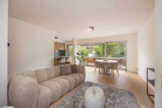 Gerenoveerd appartement met twee slaapkamers en balkon nabij het Runcvoortpark te Merksem!<br /><br />Het appartement gelegen op de eerste verdieping en van A tot Z gerenoveerd in 2026 is als volgt ingedeeld: via de inkomhal met apart toilet betreedt men het appartement, deze geeft toegang tot de lichtrijke leefruimte met open haard en een vernieuwde open keuken voorzien van toestellen. <br /><br />Via de schuiframen heeft men toegang tot het balkon (ca. 4m2) aan de voorzijde. <br /><br />Aan de achterzijde bevinden zich een eerste ruime slaapkamer (13m2) voorzien van elektrische rolluiken, een tweede slaapkamer (8m2) voorzien van handmatige rolluiken en een mogelijke derde slaapkamer (7m2) die ook kan dienen als bureauruimte, berging of polyvalente ruimte.<br /><br />De badkamer is voorzien van een moderne inloopdouche met regendouchekop, dubbele lavabo en aansluitingen voor droogkast en wasmachine. <br /><br />Ruime en privatieve kelderberging met stroomvoorziening mee inbegrepen en ook een gemeenschappelijke fietsenstalling aanwezig. <br /><br />Mogelijkheid aankoop van een privatieve (buiten)autostaanplaats aan 15.000 Euro.<br /><br />Belangrijkste kenmerken:<br /><br />- Recente totaalrenovatie (2026)<br />- Gunstige EPC score 148 (B label)<br />- Goed onderhouden gebouw met lift<br />- Vernieuwde CV-ketel op gas <br />- Elektriciteit conform tot 2051<br /><br />81m2 bewoonbare oppervlakte cfr EPC.<br /><br />Dit appartement wordt aangeboden met een startprijs van 249.000 Euro.<br /><br />Wenst u een bezoek of meer informatie? Dan kan u ons contacteren via info@dvarealestate.be of 03/297.00.00.