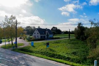 Gunstig gelegen bouwgrond van 685 m2 op fantastische zichtlocatie. Het perceel is mooi zuidelijk gericht, met een open zicht naar achteren...