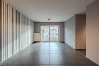 Dit appartement te koop is gelegen op de derde verdieping van residentie Maité te Oostende. U bevindt zich hier op wandelafstand van het openbaar vervoer en vlakbij tal van voorzieningen zoals winkels en scholen. Hier geniet u van de rust, terwijl het centrum en het strand toch vlakbij zijn.Indeling:- inkomhal- lichtrijke leefruimte met toegang tot het aangenaam terrasje- keuken voorzien van frigo met vriesvak, combi-oven, vaatwas, keramische kookplaat en spoeltafel- nachthal- slaapkamer 1 (10 m²)- dressing (7 m²) momenteel ingericht als slaapkamer (mogelijkheid tot plaatsen van een stapelbed)- badkamer voorzien van douche, badkamermeubel met spiegelkast en aansluiting voor een wasmachine- afzonderlijk toilet voorzien van handwaslavaboPluspunten:- gunstig EPC (label-A)- instapklaar- recente residentie (2011)- uitstekende staat- positieve elektrische keuring- mobiscore van 9.1/10De residentie dateert van 2011 en is uitstekend onderhouden. Het appartement zelf is erg verzorgd en biedt potentieel als vaste woonst, maar is ook zeker interessant als tweede verblijf of investering. Contacteer ons voor een bezoek ter plaatse.