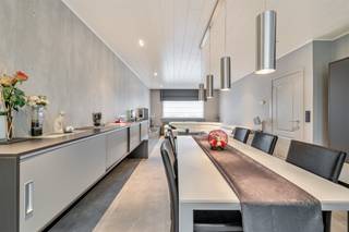 BEZOEKMOMENT woensdag 16/07 - op afspraak In een groene omgeving vind je deze verzorgde halfopen woning, waar ruimte, functionaliteit en gezelligheid...