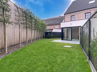 Rustig gelegen met weids uitzicht zowel voor- als achteraan. Niet ver van de kerk van Millegem. Tussen de dorpskernen van Ranst en Wommelgem. De linkse woning is verkocht.<br /><br /><strong>INDELING TERREIN</strong><br />Halfopen bebouwing met een autostaanplaats vooraan.<br />Terras en afgesloten tuin.<br /><br /><strong>INDELING GELIJKVLOERS</strong><br />Inkom met apart toilet en traphal.<br />Leefruimte en open keuken. Berging naast de keuken.<br /><br /><strong>INDELING 1E VERDIEPING</strong><br />Nachthal met apart toilet.<br />Twee slaapkamers van 13,6 m² en 15,8 m².<br />Badkamer met douche en bad.<br /><br /><strong>INDELING 2E VERDIEPING<br /></strong>Twee slaapkamers van 12,4 m² en 13,3 m².<br />Nachthal met ruime overloop (6,5 m² en ideaal om bv. nog een bureau te plaatsen).<br />Ruimte voor technieken.<br /><br /><br /><strong>BIJKOMENDE AANKOOPKOSTEN</strong><br />Prijs excl. kosten + 12 % registratierechten op grondwaarde + BTW op constructiewaarde + nutsvoorzieningen + notariskosten.<br />Grondwaarde = 185.000 euro / Constructiewaarde = 400.000 euro.<br /><br /><br /><strong>BIJZONDERHEDEN<br /></strong>6% BTW mogelijk (onder voorwaarden).<br />Niet enkel mooi voor het oog maar ook met aandacht voor duurzaamheid om zo een energiezuinig en comfortabele woning te bouwen.<br />De woningen zijn volledig afgewerkt tot schilderwerken toe.<br />Zo zijn er onder meer volgende zaken aanwezig:<br />- warmtepomp die de vloerverwarming gelijkvloers aanvoert (er is dus geen gas aanwezig),<br />- lucht/lucht warmtepomp voor de toestellen in de slaapkamers dewelke ook kunnen koelen,<br />- geautomatiseerd ventilatie D-systeem,<br />- zonnepanelen op het dak,<br />- infiltratiebekken in de tuin voor verzameling van regenwater,<br />- regenwaterput van 10.000 liter,<br />- laadpaalfunctie,<br />- armaturen inbegrepen,<br />- volledig geschilderd,<br />- grasrobot inbegrepen.<br /><br />Te behalen E-peil: 0. Definitieve berekening werd nog niet voltooid.<br /><br />Stedenbouwkundige inlichtingen: in aanvraag.<br /><br /><br /><strong>POSITIEVE ASPECTEN<br /></strong>Ben woning waardoor de koper gedurende vijf jaar geen onroerende voorheffing moet betalen (K.I.).<br />Future proof<br />Rustige en landelijke ligging<br />Gebouwd met mooie details