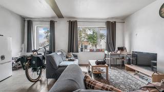 Op een perceel van 4 are 57 ca vinden we dit te renoveren pand, gelegen aan de Zandstraat 65 te Koersel. Het gebouw dateert van 1978 en beschikt over een ruime bebouwing en een garage.<br /><br />Belangrijk: de vergunde toestand betreft een handelspand met woonst. Het pand is momenteel feitelijk ingedeeld in drie afzonderlijke woongelegenheden, hoewel deze indeling niet overeenstemt met de vergunde toestand. De gemeente is op de hoogte van de huidige feitelijke toestand. Er zijn momenteel drie verschillende busnummers en inschrijving op de verschillende busnummers is momenteel mogelijk.<br /><br />Huidige indeling:<br /><br /><strong>Gelijkvloers – voorzijde</strong><br /><br />Aan de voorzijde van het gelijkvloers bevindt zich momenteel een studio, bestaande uit een leefruimte met open keuken, een slaapkamer en een badkamer. Achteraan bevindt zich een garageruimte die bij deze studio hoort.<br /><br />De studio is momenteel verhuurd voor € 535 per maand. Het EPC bedraagt 211 kWh/m² jaar (label C).<br /><br /><strong>Gelijkvloers – achterzijde</strong><br /><br />Het achterste gedeelte van het gelijkvloers is momenteel ingericht als appartement en omvat een inkomhal, gastentoilet, leefruimte, keuken, badkamer en slaapkamer.<br /><br />Dit gedeelte staat momenteel leeg en kan op dit ogenblik niet verhuurd worden wegens het ontbreken van dakisolatie en de hoge EPC-score. Het EPC bedraagt 762 kWh/m² jaar (label F).<br /><br /><strong>Eerste verdieping</strong><br /><br />De eerste verdieping omvat momenteel een hal, keuken met aansluitende berging/wasruimte, leefruimte, twee slaapkamers en een badkamer.<br /><br />Dit gedeelte is momenteel verhuurd voor € 650 per maand. Het EPC bedraagt 500 kWh/m² jaar (label E).<br /><br /><strong>Huidige huuropbrengst</strong><br /><br />De twee momenteel verhuurde gedeelten brengen samen € 1.185 per maand op:
<ul>
	<li>Studio gelijkvloers: € 535/maand</li>
	<li>Appartement eerste verdieping: € 650/maand</li>
</ul>
Het achterste gedeelte op het gelijkvloers staat momenteel leeg.<br /><br /><strong>Kenmerken</strong>

<ul>
	<li>Perceeloppervlakte: 4 are 57 ca</li>
	<li>Bouwjaar: 1978</li>
	<li>Vergunde toestand: handelspand met woonst</li>
	<li>Huidige feitelijke indeling: 3 woongelegenheden</li>
	<li>Huidige indeling in drie woongelegenheden is niet vergund</li>
	<li>Gemeente is op de hoogte van de huidige feitelijke toestand</li>
	<li>Drie verschillende busnummers</li>
	<li>Inschrijving op het adres momenteel mogelijk</li>
	<li>Elektrische verwarming</li>
	<li>Garageruimte achteraan, behorende bij de studio</li>
	<li>EPC studio: 211 kWh/m² jaar</li>
	<li>EPC achterste gelijkvloers: 762 kWh/m² jaar</li>
	<li>EPC eerste verdieping: 500 kWh/m² jaar</li>
	<li>Huidige huuropbrengst: € 1.185 per maand</li>
</ul>
<strong>Ligging</strong><br />Het pand is gelegen aan de Zandstraat in Koersel, op een vlot bereikbare locatie. In de nabije omgeving bevinden zich winkels, scholen, horecazaken en diverse voorzieningen voor de dagelijkse behoeften.<br /><br />Ook Beringen-centrum, Heusden-Zolder en de omliggende gemeenten zijn vlot bereikbaar. De ligging langs de Zandstraat zorgt bovendien voor een goede bereikbaarheid met de wagen en het openbaar vervoer.<br /><br /><strong>Renovatieproject</strong><br />Dit pand is geschikt voor een koper die op zoek is naar een grondig renovatieproject en de bestaande bebouwing en vergunde toestand verder wil bekijken.<br /><br />De combinatie van een perceel van 4 are 57 ca, de bestaande bebouwing, de garage en de huidige huurinkomsten van € 1.185 per maand maakt dit een interessant pand voor wie op zoek is naar een renovatieproject met een bestaande verhuursituatie.<br /><br />De koper dient rekening te houden met de vergunde stedenbouwkundige toestand, de huidige niet-vergunde indeling in drie woongelegenheden en de energetische renovatie die zich opdringt. De huidige feitelijke indeling geeft geen recht op het behoud of de verdere verhuur van drie afzonderlijke woongelegenheden. Eventuele wijzigingen aan het gebruik of de indeling dienen voorafgaandelijk met de bevoegde instanties te worden besproken.