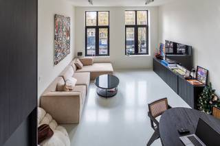 Dit appartement van ca. 74 m² bevindt zich op de tweede verdieping van een karaktervol gebouw met lift aan de Oudeleeuwenrui. De woning omvat een leefruimte met open keuken, één slaapkamer, badkamer, aparte wc, technische ruimte en terras. De comfortabele oppervlakte en ligging vlak bij het Eilandje en de historische binnenstad maken dit een aantrekkelijke stadswoning voor eigen gebruik. EPC-label B met een energiescore van 143 kWh/m²/jaar. Momenteel verhuurd voor €1.240,29 per maand inclusief €75 forfaitaire kosten, waardoor de unit eveneens interessant kan zijn als investering. Vraagprijs: €345.000.