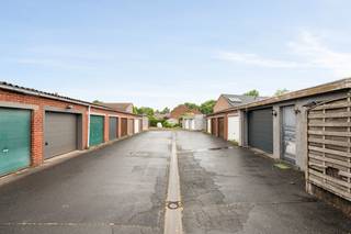 <strong>Ruime garage van 18 m² op vlot bereikbare ligging nabij het centrum</strong><br />Op een gunstige locatie aan de rand van het centrum bevindt zich deze praktische garage met een oppervlakte van ca. 18 m².<br />Dankzij de vlotte bereikbaarheid en de goede verbinding met de belangrijkste invalswegen is deze garage geschikt voor uiteenlopende doeleinden.<br /><br />Bent u op zoek naar een vaste en veilige parkeerplaats nabij het centrum? Wenst u extra opslagruimte voor fietsen, materiaal of andere goederen?<br />Of zoekt u als investeerder een compact en gemakkelijk verhuurbaar vastgoedinvestering? Dan biedt deze garage verschillende mogelijkheden.<br /><br />De ligging aan de rand van het centrum combineert het voordeel van een centrale locatie met een vlotte bereikbaarheid, waardoor de garage zowel voor eigen gebruik als voor verhuur interessant kan zijn.<br /><br /><u>Troeven:</u><br />+ Gelegen aan de rand van het centrum<br />+ Vlot bereikbaar<br />+ Goede verbinding met belangrijke invalswegen<br />+ Ideaal als autostaanplaats of extra opslagruimte<br />+ Interessant voor eigen gebruik of als investering<br />+ Beperkt onderhoud en eenvoudig beheer<br /><br />Een praktische eigendom met meerdere gebruiksmogelijkheden op een interessante locatie.<br />Interesse? Neem gerust contact met ons op voor meer informatie of een bezoek ter plaatse.<br /><br />KOOP DEZE GARAGE RECHTSTREEKS VAN DE EIGENAARS!<br /><br />0479/71.30.54 of 0499/81.01.33<br /><br />DEZE EIGENDOM WORDT VERKOCHT ZONDER VASTGOEDMAKELAAR!<br /><br />Ook beslist om uw eigendom te verkopen? Bespaar de makelaar dankzij onze reeds bewezen succesformule.