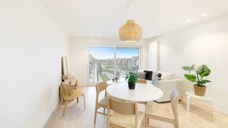 Topper: dit volledig smaakvol vernieuwd  appartement is gelegen op een vijfde verdieping aan Heldenplein met mooi open zicht over nieuw...