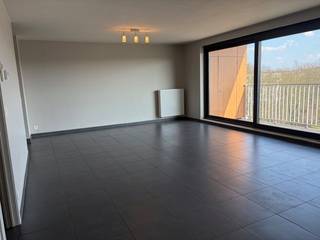 Appartement met 2 slaapkamers op de derde verdieping (er is een lift aanwezig). Op wandelafstand van winkels, scholen, openbaar vervoer...Indeling;...