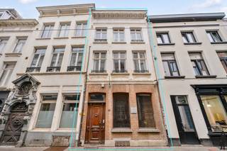 In de Wolstraat, midden in het historische hart van Antwerpen, bevindt zich deze authentieke en bijzonder karaktervolle woning uit 1850. Een...