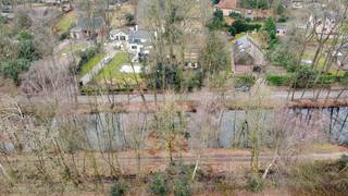 <p>Vragen of bezoek? Contacteer Dimitry via dimitry@copandi.be of 0493 37 27 43.</p><p></p><p>Dit ruime perceel van 815m² bevindt zich op wandelafstand van de welgekende E10-plas. U kan hier wonen in een bosrijke omgeving en genieten van alle rust. U bent op korte afstand van invalswegen en winkels.</p><p></p><p>Samengevat: een ideale locatie met de nodige portie rust. Er is een servitudeweg van 3 meter breed voorzien naar het achtergelegen perceel. Het huidige pand is geheel te renoveren of af te breken.</p><p></p><p>De bouwvoorschriften voor dit woongebied met landelijk karakter zijn een maximale bebouwde oppervlakte van 150m², waarbij 60% van het perceel aangelegd en gevrijwaard moet worden als onverharde ruimte, met een maximale kroonlijsthoogte van 7 meter en een maximale nokhoogte van 11 meter.</p><p></p><p>Het huidige pand kan eventueel verbouwd worden tot een woning met een ruime leefruimte en een naastgelegen keuken met ruime berging. Verder vindt u drie kamers (17,20m², 11,20m² en 6,20m²) terug die dienst kunnen doen als slaapkamers met een bijhorende badkamer die voorzien is van een douche en aansluitingen voor een wasmachine en droogkast.</p><p></p><p>U kan deze woning steeds bekijken via onze virtuele 3D-tour.</p>