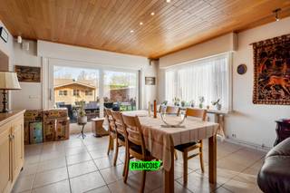 In het centrum van Elverdinge in een rustige wijk op 10 minuten van Ieper en Poperinge bevindt zich deze statige bungalow woning. Deze...
