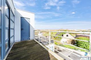 Dit centraal gelegen appartement bevindt zich binnen een straal van 1 km van het station, winkels, bakker en school. Daarnaast is er een vlotte verbinding naar de op- en afrit van de autostrade, wat zorgt voor een uitstekende bereikbaarheid.<br />Het appartement is gelegen op de tweede verdieping van een kleinschalige residentie (lift aanwezig) en heeft volgende indeling:<br />Via de inkomhal komt u in de lichtrijke leefruimte met open keuken. Vanuit de leefruimte heeft u toegang tot het zuidgericht terras aan de voorzijde. Aansluitend bevindt zich de open keuken.<br />Verder beschikt het appartement over een badkamer met wastafel, douche en toilet. Er zijn twee slaapkamers, beide met toegang tot het terras aan de achterzijde. Via dit terras bereikt u ook de praktische buitenberging. Achteraan het gebouw is er een staanplaats voorzien.<br /><br />Richtprijs - 249.000 EUR -  De vermelde prijs is een richtprijs:, ieder bod  wordt voorgelegd aan de eigenaars, die al dan niet kunnen ingaan op het voorstel.<br /><br />Contacteer PERSPECTIEF VASTGOED – 7 op 7 bereikbaar – voor meer informatie of een bezoek.<br />Bel 050/550.750 of mail naar info@perspectiefvastgoed.be.<br /> 