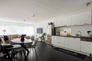 Instapklaar gelijkvloers appartement (81m²) met 2 slk’s, private parkeerplaats en kelderberging.BEKIJK ZEKER ONZE (VIRTUELE) GRONDPLANNEN EN ATTESTEN...