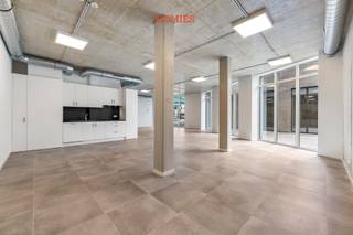 Met veel plezier bieden wij u deze commerciële nieuwbouwruimte aan op de Celestijnenlaan 52 D in Heverlee, een uitstekende locatie met vlotte bereikbaarheid en visibiliteit. Deze grote open ruimte van 110 m² is uiterst energiezuinig dankzij geothermische verwarming en koeling via vloerverwarming én een geavanceerd ventilatiesysteem D. Het pand is voorzien van automatische verlichting, afvalcontainers, een volledig uitgeruste keuken met alle nodige toestellen, een extra aparte ruimte, een douche en een toilet, wat het comfort voor personeel en klanten aanzienlijk verhoogt. Voor wie met de fiets komt, is er zowel een buitenfietsenstalling, ideaal voor klanten, als een inpandige fietsenstalling met laadpunten voor het personeel. Daarnaast zijn er overdekte parkeerplaatsen te huur aan €100 per plaats, met optionele laadpunten voor elektrische wagens. Deze commerciële ruimte is perfect instapklaar en biedt u het bijkomende voordeel dat u gedurende de eerste vijf jaar na ingebruikname geen onroerende voorheffing hoeft te betalen. De maandelijkse huurprijs bedraagt €2.750. Alle nutsvoorzieningen worden op eigen naam afgesloten. Interesse? Contacteer ons voor meer informatie of een vrijblijvend bezoek via 016/22 82 22 of info@homies.be.