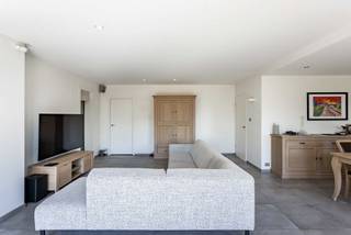 De inkomhal (met vestiaire + toilet) geeft o.a. toegang tot bureel/praktijkruimte en de lichtrijke leefruimte (+ houtvuur) met open keuken (voorzien van alle comfort). Aansluitend aan de keuken nog een bijkeuken/wasplaats en garage (2 wagens).<br /><br />Op de eerste verdieping met nachthal: <br />- Afzonderlijk toilet<br />- Badkamer groot hoekligbad, dubbele wastafel, douche en geïntegreerde stoomcabine<br />- Twee slaapkamers <br />- Derde slaapkamer met eigen terras en dressing<br /><br />Bijkomende zolderverdieping <br /><br />De aangelegd zuidgerichte tuin met tuinhuis/stalling geeft U de nodige privacy en zicht op de weidse velden.<br /><br />Troeven: <br />- Droge kelder en kruipkelder, beiden 60 m2<br />- Energetisch: EPC label A, vloerverwarming met HR-Viessman ketel + zonneboiler, 21 zonnepanelen (piek 5600 Wh), laadpaal voor elektrische wagen<br />- Asbestvrije woning: vernieuwd dak met natuurleien<br />- Domotica-systeem <br />- Regenwaterput<br /><br />Opportuniteit als woning (+ vrij beroep), vakantiewoning, B&B, ….. <br /><br />Ligging: <br />- op 500m van 3 natuurgebieden o.a Raspaillebos <br />- op 900m van Bosberg <br />- 17 min van E429 BXL-Lille. Vlotte verbinding ring BXL en E40 Gent-BXL <br /><br />Interesse in bijkomende info (o.a. plannen, .... ) of bezoekmoment ? Klik dan op deze pagina op de button "Maak een afspraak". Wij contacteren u dan om een afspraak in te plannen. Info 0475 /36 12 52 of pieter@cornelis-goeman.be
