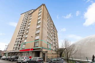 <strong>Gezellig appartement met drie slaapkamers</strong><br /><br /><strong>Instapklaar en lichtrijk </strong>appartement van ca. <strong>87 m²</strong> op een zéér centrale locatie in Deurne. De <strong>ligging</strong> van het appartement zorgt ervoor dat u gemakkelijk toegang heeft tot het openbaar vervoer, invalswegen, horeca, scholen en op wandelafstand het domein Rivierenhof.<br /><br />Deze woning biedt u een leefruimte met veel natuurlijk licht. De keuken is volledig uitgerust en heeft aansluitend een handig terras <strong>op het zuiden.</strong><br /><br /><strong>Indeling</strong><br />- Inkomhal<br />- Leefruimte<br />- Keuken met toegang tot het terras<br />- Berging / Wasplaats<br />- Slaapkamer 1<br />- Slaapkamer 2<br />- Slaapkamer 3<br />- Badkamer met inloopdouche <br /><br /><strong>Bijzonderheden</strong><br />- Mobiscore <strong>9,1/10</strong><br />-<strong> EPC D </strong>met een score van <strong>322 kWh/(m² jaar) </strong><br />- <strong>3 gevels</strong><br />- Parlofoon<br />- <strong>PVC </strong>schrijnwerk met dubbele beglazing <br /><br /><em>Stedenbouwkundige info in aanvraag.</em>