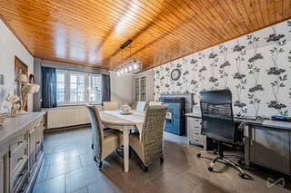 We Invest Liège et Julie, vous proposent à la vente cette maison 3 chambres avec entrepôt!Vous trouverez, au rez-de-chaussée, un hall distribuant...