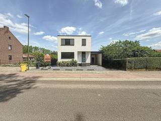 Deze prachtige, vrijstaande nieuwbouwwoning, gebouwd in 2022, is volledig afgewerkt met oog voor detail én kwaliteit.De woning beschikt over een...