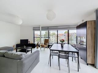 Ontdek dit recent gebouwde (2020) en kwalitatief afgewerkte appartement langs de Brusselsesteenweg. Dankzij de centrale ligging geniet u van een vlotte verbinding met het openbaar vervoer én de belangrijkste invalswegen.<br /><br />Het appartement omvat een lichtrijke leefruimte met een volledig ingerichte, moderne keuken en praktische berging. Daarnaast beschikt het over 2 slaapkamers, een badkamer met ruime inloopdouche, extra bergruimte en een aangenaam terras.<br /><br />Extra troef: het appartement is voorzien van zonnepanelen, wat bijdraagt aan een energiezuinig en comfortabel wooncomfort.<br /><br />* Gelegen op de tweede verdieping<br />* Gemeenschappelijke kosten: slechts €10/maand<br />* Zonnepanelen aanwezig<br />* Gebouw zonder lift<br /><br />Een recent, instapklaar appartement met een ideale ligging, kwalitatieve afwerking én zonnepanelen – perfect voor wie comfortabel, energiezuinig en praktisch wil wonen!