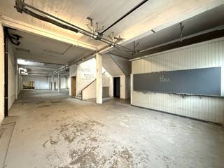 Deze veelzijdige loods, gebouwd in 1954, biedt een gelijkvloerse oppervlakte van 1.210 m² en een eerste verdieping van 612 m². Gelegen in een zone...