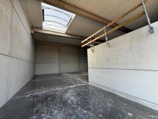 <div>
<p><span>Nie</span><span>uwbouw </span><span>KMO-unit te koop in </span><span>Kampenhout, met een </span><span>opslagruimte van 191 </span><span>m² en een </span><span>mezzanine van 48 m². Oplevering </span><span>voorzien in augustus </span><span>2026.</span></p>
</div>
<div>
<p><span>Strategisch </span><span>gelegen langs de Mechelsesteenweg </span><span>(N26), met een vlotte verbinding naar </span><span>de E19 en E40 </span><span>richting Brussel, Antwerpen en Gent — </span><span>wat zorgt voor uitstekende </span><span>bereikbaarheid én zichtbaarheid.</span></p>
</div>
<div>
<p><span>De </span><span>unit biedt een kwalitatieve </span><span>opslagruimte met een vrije hoogte van </span><span>ca. 6 m, toegankelijk </span><span>via een automatische sectionaalpoort </span><span>(4 x 4,2 m) en een </span><span>aparte inkomdeur. Voorzien </span><span>van een gepolierde en </span><span>gewapende betonvloer (2.500 </span><span>kg/m²), lichtstraten met </span><span>rookluik, een geïsoleerd dak </span><span>en een regenwaterput (5.000 </span><span>L).</span></p>
</div>
<div>
<p><span>Gelegen in Business </span><span>Park Overdevaert te </span><span>Kampenhout, met </span><span>camerabewaking, LED-verlichting en </span><span>branddetectie. Inclusief 2 </span><span>privatieve parkeerplaatsen en de </span><span>mogelijkheid tot laadpalen.</span></p>
</div>
<div>
<p><span>Cont</span><span>acteer Structura.biz voor </span><span>bijkomende informatie en/of een </span><span>bezoek — 02/462.32.00!</span></p>
</div>