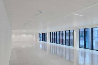 Découvrez un espace de bureau exceptionnel et totalement rénové en plein coeur du quartier d' affaires européen. A l'angle de la rue Joseph II et de la rue des Deux églises, le Joseph II 40 vous garantit un prestige sans égal pour vous développer à l'échelle internationale. Cet immeuble d'exception, avec soncaractère unique, pourrait aussi être utilisé comme salle d'exposition, salle d'évènements, etc.<br />Parking inside: 1.600 €/emplacement/an.