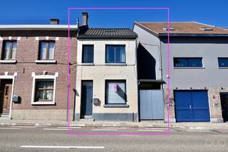 Ontdek deze gezellige en instapklare woning, gunstig gelegen aan de Bilzersteenweg in Tongeren. Dankzij de uitstekende ligging bevinden winkels en scholen zich op wandelafstand en is er een bushalte op slechts enkele meters van de woning.<br /><br />Deze gesloten bebouwing werd doorheen de jaren gerenoveerd met oog voor kwaliteit en detail. De woning is bovendien energetisch in orde en beschikt over een EPC-label C.<br /><br />We betreden de woning via de afgesloten inkomhal, waar voldoende ruimte is voor het opbergen van jassen en schoenen. Op het gelijkvloers werd de indeling volledig opengetrokken, wat in combinatie met het grote schuifraam en de dakkoepel zorgt voor een aangenaam gevoel van ruimte en een overvloed aan natuurlijk licht.<br /><br />De leefruimte omvat een ruime en gezellige zithoek, een open en ingerichte keuken met eetkamer en een extra lees- of bureauhoek. Verder vinden we op het gelijkvloers een gerenoveerde badkamer, uitgerust met een douche in bad en een lavabomeubel, een apart gastentoilet en een praktische wasplaats met aansluitingen voor een wasmachine en droogkast. Ook hier is voldoende opbergruimte voorzien.<br />Via het grote schuifraam geeft de leefruimte rechtstreeks uit op de gezellige stadskoer, een aangename plek om in alle rust van het buitenleven te genieten. Daarnaast beschikt de woning over een handige fietsenberging, gelegen naast de wasplaats en rechtstreeks toegankelijk via de zijdelingse poort aan de rechterzijde van de woning.<br /><br />Via de houten trap bereiken we de eerste verdieping, waar zich twee ruime slaapkamers bevinden. De zolderverdieping biedt bovendien extra potentieel: mits het plaatsen van een vaste trap kan deze ruimte ingericht worden als derde slaapkamer, bureau of hobbyruimte. Momenteel is de zolder bereikbaar via een vlizotrap.<br /><br />Ben je op zoek naar een instapklare woning op een centrale ligging of naar een interessante investering met aantrekkelijk verhuurpotentieel? Dan is deze woning zeker een bezoek waard.<br /><br />Interesse? Aarzel niet en neem snel contact met ons op via 011 70 70 19.