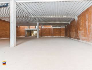 Dit energiezuinig nieuwbouw handelsgelijkvloers heeft een uitzonderlijke oppervlakte van 955 m². De ligigng is optimaal, met winkels, scholen, het Station, de oprit van de E40 etc. binnen handbereik. De indeling is als volgt: het handelsgelijkvloers met 955 m2 commerciële ruimte, waarvan 148 m2 mezzanineruimte. Daar bovenop is er een stockageruimte van 122 m2 aanwezig en een kelderruimte van 122 m2, dit komt op een totaal van 244 m2 stockruimte.  Het pand wordt casco opgeleverd, zonnepanelen aanwezig. Extra troef is de inrit aan de zijkant, die het mogelijk maakt te laden en te lossen voor leveringen.<br />Residentie A'Home is een nieuwbouwproject in centrum Aalst, een hoogwaardig woonproject met een ruim handelsgelijkvloers en 7 appartementen. De klemtoon ligt op kwalitatieve en stijlvolle afwerking. Tegelijk beantwoordt de residentie aan de striktste normen inzake isolatie, ventilatie en energiezuinigheid. <br />De hypercentrale ligging, ruime gevelbreedte, véél passage en in het oog springende vormgeving zijn de grootste troeven van residentie A’Home. <br />Benieuwd naar dit bedrijfsvastgoed te huur in het centrum van Aalst? Contacteer 054 33 62 52 of info@immodelestre.be<br />www.immodelestre.be<br />