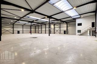 KMO-unit van 359 m² te huur, de unit maakt deel uit van het <strong>"Stuckens Business Park" </strong>en is strategisch gelegen in Buggenhout, aan de rand van het Buggenhoutbos, op de grens tussen Vlaams-Brabant en Oost-Vlaanderen, met vlotte verbindingen naar de N47 richting E17, A12, en op 20 minuten naar zowel de Brusselse Ring (R0) als de E40.<br /><br />De casco loods heeft een<strong> vrije hoogte van 6 m </strong>en is opgebouwd uit een beton/staalstructuur en een geïsoleerd dak. Elk magazijn is toegankelijk via een <strong>automatische sectionale poort</strong> (4,5 m B  x 4,5 m H) en aparte toegangsdeur met/zonder raampartij. Daarnaast is de unit voorzien van lichtstraat met rookluik (brandklasse C), LED-verlichting, aansluitingen voor water, elektriciteit (63A 3x400V), internet en afvoer en sanitaire voorziening.<br /><br />Ruime parkeerplaatsen op de site.<br />Oplevering is voorzien vanaf<strong> Q1 2027</strong><br /><br />Contacteer <strong>PANORAMA B2B </strong>voor bijkomende inlichtingen of een vrijblijvend plaatsbezoek <strong>0477 07 30 30.</strong>