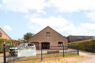 Voor verdere info of een vrijblijvende waardebepaling van uw eigendom: jordi.broes@homixx.be of 016 19 93 40.
Met veel genoegen stellen wij deze charmante en verrassend ruime open bebouwing aan u voor, gelegen op een perceel van 728 m² en een bewoonbare oppervlakte van 225 m² .
Deze woning combineert op een harmonieuze wijze ruimte, comfort en een doordachte indeling.
Bij het betreden van de woning komt u via de inkomhal terecht in de sfeervolle leefruimte.
Aansluitend bevindt zich de gesloten keuken, die heel praktisch is ingericht.
Het dagelijkse wooncomfort wordt op de gelijkvloerse verdieping extra versterkt door een handige berging en een aparte wasplaats.
De woning telt twee volwaardige slaapkamers, een verzorgde badkamer en twee toiletten.
Bovendien beschikt het pand over uitgebreide opbergmogelijkheden dankzij een droge kruipkelder en een ruime zolder (waar ook nog extra kamers kunnen van gemaakt worden).
Buiten kunt u in alle rust ontspannen op het aangename terras en in de leuke omheinde tuin met tuinhuis.
Ook op het vlak van parkeergelegenheid laat de woning niets te wensen over: u beschikt over een inpandige garage voor twee wagens én een ruime oprit met plaats voor vier auto's op de buitenparking.
Tot snel voor een bezoek!