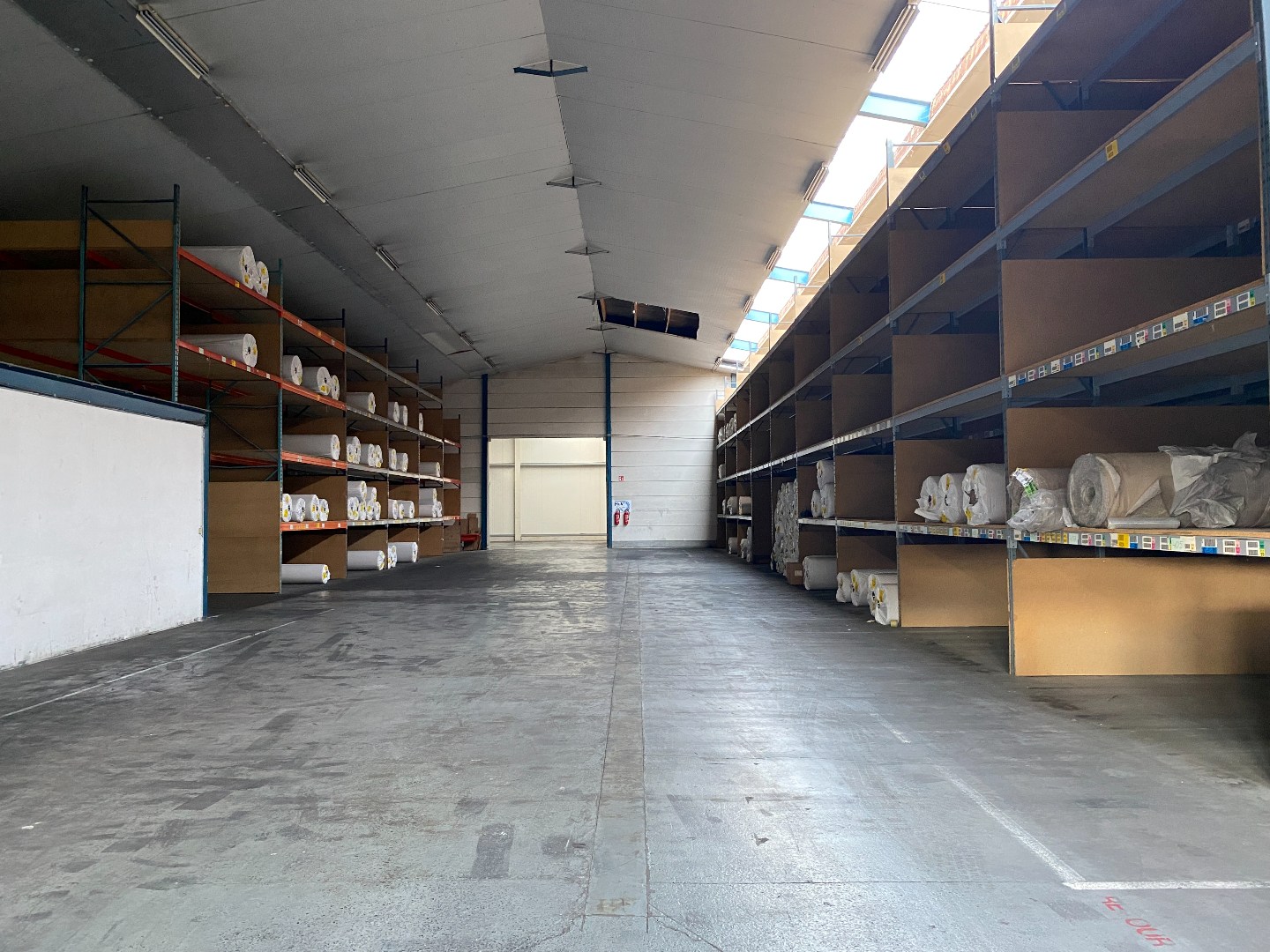 Grote loods (800 m²) met diverse mogelijkheden in een industriezone. - foto 3