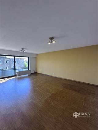 <p><span>Well located 100m² 2-bedroom apartment on the third floor. </span></p><p><span> </span></p><p><span>This spacious 2-bedroom apartment combines the luxury of being located near the center, the necessary connecting roads to Brussels, Mechelen and Antwerp, as well as the proximity of schools and all kinds of stores with a very quiet location. So you simply have the best of both worlds in a central location with excellent mobility.</span></p><p><span> </span></p><p><span>Layout:</span></p><p>-<span> Living room of</span><span>31m²</span><span> on tiles with passage to the front terrace on stone. </span></p><p><span>- Kitchen of 7m² on tiles equipped with electric hob, double sink, washing machine and fridge.</span></p><p>-<span> Two bedrooms of</span><span>10m²</span><span> & </span><span>16m²</span><span> on tiles.</span></p><p>-<span> Bathroom of</span><span>5m²</span><span> on tiles with sink, bath with nozzle. </span></p><p><span>- Separate toilet with sink on tiles.</span></p><p><span>- Separate storage room/dressing/office of 9m². </span></p><p><span> </span></p><p><span>Extra:</span><span> </span></p><p><span>- private storage room in garages on ground floor.</span></p><p>-<span> Fixed costs </span><span>€80</span><span> (</span><span>trustee, elevator maintenance, weekly cleaning of common parts, water consumption private + common, common maintenance, emptying septic tanks</span><span>) </span>. </p><p><span>- Favorable EPC: 116.</span></p><p><span>- Close to public transport and parks. </span></p><p><span>- For all our offers or a free estimate go to www.hansimmo.be or contact 03/290.30.30 or ask your personal broker.</span></p><p><span> </span></p><p><span> </span></p><p><span> </span></p>