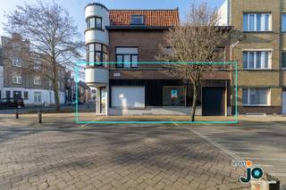 Dit lichtrijk en ruim gelijkvloersappartement, in een prachtig ART DECO gebouw, te koop in Oostende is gelegen tussen Petit Paris en het Westerkwartier en ligt vlakbij de zee en het strand. Dit appartement heeft naast een goede locatie nog een andere grote troef achter de hand: namelijke de bijhorende inpandige garage die perfect kan gebruikt worden voor stockage of extra hobby’s. Het instapklare appartement beschikt over een ruime slaapkamer en een grote leefruimte met een aparte eet- en zithoek. Dankzij de grote raampartijen geniet je steeds van veel natuurlijk licht, wat zorgt voor een aangename en open sfeer.<br /><br />Bekijk de videorondleiding op het instagramkanaal: immo_jo_sold_by_jo<br />Vraag uw gratis schatting aan via www.jo.immo<br /><br />De keuken is praktisch en volledig uitgerust, met een moderne look and feel. De badkamer is voorzien van een douche en lavabo en biedt alles wat je nodig hebt voor een optimaal wooncomfort. Daarenboven heb je een ruime slaapkamer met plaats genoeg voor een dubbel bed.<br /><br />In de nabije omgeving vind je tal van winkels en voorzieningen, en je geniet van een vlotte verbinding naar het centrum van Oostende. Dit maakt het appartement ideaal voor starters, koppels of investeerders. Dankzij de centrale ligging en het praktische ontwerp is deze woning een uitstekende keuze voor wie op zoek is naar een combinatie van comfort en functionaliteit.<br /><br />Wat dit appartement extra aantrekkelijk maakt, is de zeldzame inpandige garagebox die inbegrepen is in de prijs. Perfect voor je wagen, extra opslag of als handige werkruimte.<br /><br />Wil je dit instapklare appartement met inpandige garage zelf ontdekken? Neem dan snel contact op via 059/300 800 of mail naar jo@jo.immo<br />