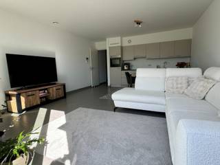 <p>Dit recent en energiezuinig appartement in Tielrode beschikt over een inkomhal, een gezellige en lichtrijke woonkamer met een open ingerichte keuken, een berging met plaats voor wasmachine en droogkast, 1 slaapkamer, een badkamer met lavabo en douche en een apart toilet.</p>
<p>Dit appartement, uitgerust met een warmtepomp en ventilatiesysteem, is mooi afgewerkt en geschilderd en beschikt over een gezellig terras voor- en achteraan.</p>
<p>Verder zijn er in het gebouw een lift, een gemeenschappelijke fietsenberging en zonnepanelen voor de gemeenschappelijke delen aanwezig.</p>
<p>Huurprijs € 750/maand + € 40 gemeenschappelijke kosten. Vrij vanaf 1 januari 2027. EPC label A.</p>
<p>Mooi gelegen, nabij natuurgebied, ideaal voor mooie wandelingen.</p>