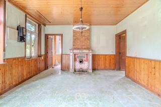 Ben je op zoek naar een karaktervolle woning dat je nog volledig naar eigen smaak kan renoveren of een bouwgrond (maximaal 2 open bebouwingen aan 6% BTW)? Deze zal zeker uw aandacht trekken.<br /><br />Deze pastorijwoning is gelegen in een rustig doodlopend straatje in de gezellige deelgemeente Maarke-Kerkem. Rust gegarandeerd. De omgeving is werkelijk verbluffend met prachtige zichten over de glooiende landerijen. De vele bijgebouwen en opslagmogelijkheden zijn zeker ook mooi meegenomen voor wie dit van doen heeft.<br /><br />Indeling:<br />-Kelder: kleine praktische kelder<br />-GLV: Ruime leefruimte met links een eerste kamer en rechts tevens een kamer. Achter de leefruimte bevindt zich de keuken met aansluitend een eerste badkamer.<br />-1stV: 3 ruime slaapkamers en een badkamer.<br />-Zolder: Zeer ruime zolder met tal van mogelijkheden te bereiken met een vaste trap.<br /><br />Ben je benieuwd naar deze uitzonderlijke eigendom op unieke locatie met tal van mogelijkheden? Maak snel een afspraak en laat je verwonderen door de prachtige ligging en eindeloze mogelijkheden.