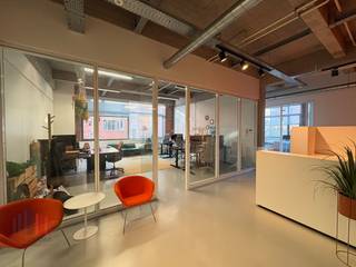 Moderne kantoorruimte van 41 m² te huur in het bruisende Dok Noord, een winkelcentrum met een mix van kantoren, winkels, horeca en ontspanning. Strategisch gelegen net buiten het stadscentrum van Gent, met een uitstekende bereikbaarheid via openbaar vervoer, fiets en wagen.<br /><br />De kantoorruimte geniet van veel natuurlijk lichtinval dankzij de grote raampartijen. De open ruimte, onderverdeeld met glazen wanden, biedt plaats aan een tiental werkplekken. Daarnaast is het kantoor voorzien van een compacte kitchenette en maakt ze deel uit van een professioneel, goed onderhouden gebouwencomplex. Het complex is verbonden via een centraal gelegen binnenplein, sfeervol en modern ingericht als ontspanningszone voor medewerkers en bezoekers. Bovendien zijn er ruime parkeermogelijkheden in de ondergrondse parking. Tevens de mogelijkheid om het bestaande meubilair over te nemen.<br /><br />Contacteer PANORAMA voor bijkomende informatie of een vrijblijvend plaatsbezoek 09 225 09 02.