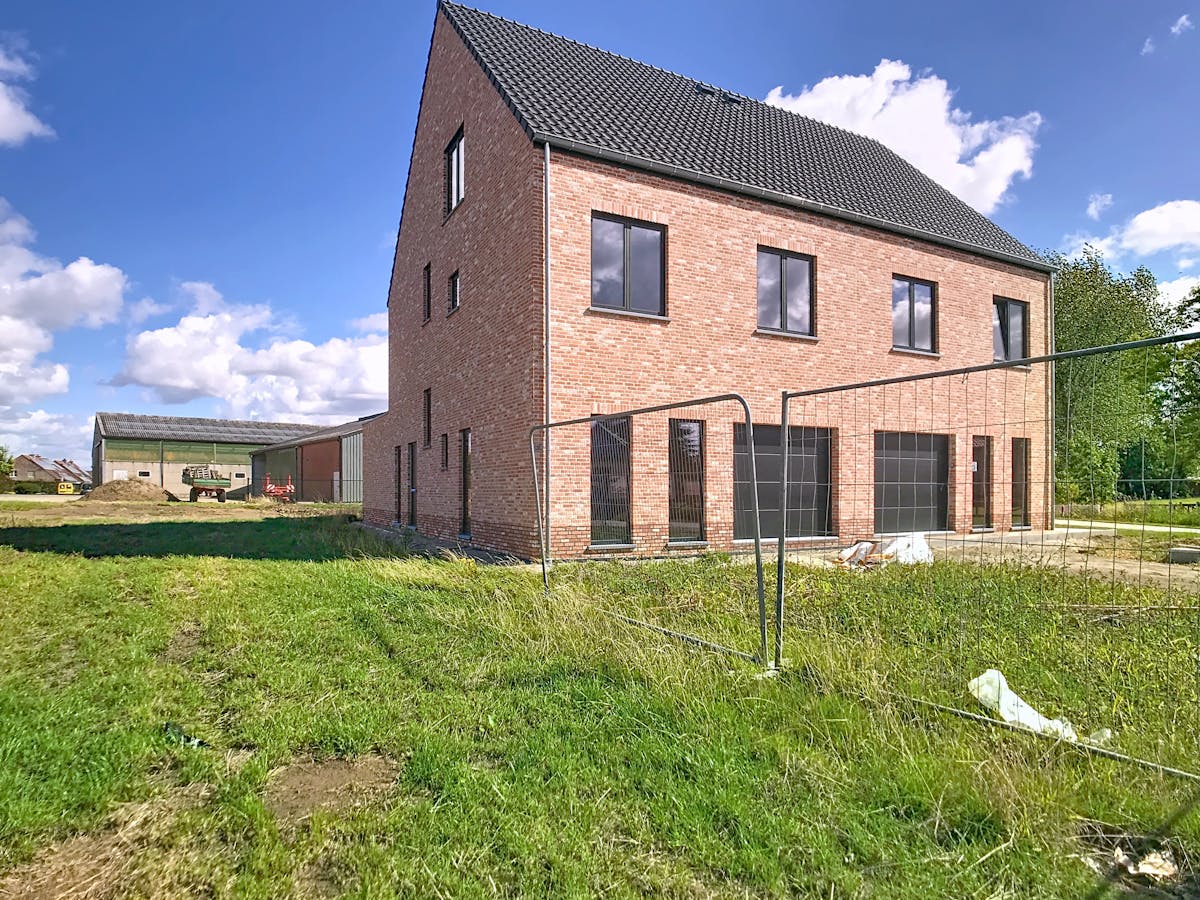 Casco halfopen bebouwing met 5 tot 7 slaapkamers, tuin en garage. - foto 2