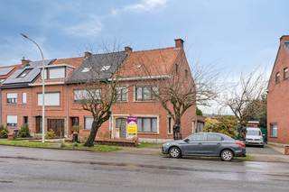 Deze halfopen bebouwing is gelegen vlakbij invalswegen.We betreden de woning via een ruime inkomhal, die toegang biedt tot de living en de open...