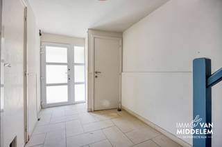 <strong>Immo Van Middelem verkoopt deze goed onderhouden, instapklare bel-etage gezinswoning met 3 slaapkamers, een garage en tuin op een perceel van +/- 1a70ca.</strong><br /><br />Ze is gelegen in een heel rustige en kindvriendelijke wijk te Dilbeek, met een uitstekende bereikbaarheid: nabijgelegen winkels zoals Carrefour en Westland Shopping, een vlotte bereikbaarheid met het openbaar vervoer (De Lijn), en gemakkelijke toegang tot belangrijke verbindingswegen. Ook de kinderboerderij 'Het Neerhof' bevindt zich op wandelafstand.<br /><br />De indeling is als volgt:<br />- GELIJKVLOERS: inkomhal, WC, garage met berging en wasplaats, toegang tot de tuin;<br />- 1e VERDIEPING: hal, woonkamer (eetplaats en salon) en open keuken met toegang tot terras;<br />- 2e VERDIEPING: nachthal, badkamer met WC, 3 slaapkamers waarvan 1 met dressing; <br /><br />Betonnen welfsels. <br />Centrale verwarming op gas.<br />Elektriciteit conform tot 2042!<br />EPC: 175 kwh/m².jaar - label B (UC: 3576959).<br />Vrij bij akte.<br /><br />Ze is gelegen in een heel rustige en kindvriendelijke wijk te Dilbeek, met een uitstekende bereikbaarheid: nabijgelegen winkels zoals Carrefour en Westland Shopping, een vlotte bereikbaarheid met het openbaar vervoer (De Lijn), en gemakkelijke toegang tot belangrijke verbindingswegen. Ook de kinderboerderij 'Het Neerhof' bevindt zich op wandelafstand.<br /><br />De indeling is als volgt:<br />- GELIJKVLOERS: inkomhal, WC, garage met berging en wasplaats, toegang tot de tuin;<br />- 1e VERDIEPING: hal, woonkamer (eetplaats en salon) en open keuken met toegang tot terras;<br />- 2e VERDIEPING: nachthal, badkamer met WC, 3 slaapkamers waarvan 1 met dressing; <br /><br />Betonnen welfsels. <br />Centrale verwarming op gas.<br />Elektriciteit conform tot 2042!<br />EPC: 175 kwh/m².jaar - label B (UC: 3576959).<br />Vrij bij akte.