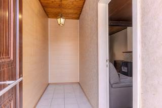 Ontdek deze te renoveren woning gelegen aan Eikendreef 82 in Rijkevorsel. De woning bevindt zich op een rustige locatie. Binnenin geniet u van een gezellige leefruimte, een keuken met zicht op de tuin, 2 slaapkamers en een inpandige garage. Buiten zorgt de woning voor een ruime tuin waar het heerlijk vertoeven is. <br /><br />Indeling: <br />Gelijkvloers: <br />- Inkomhal<br />- Leefruimte<br />- Keuken met zicht op de tuin<br />- Badkamer<br />- Garage<br /><br />Verdieping: <br />- Nachthal<br />- Slaapkamer 1<br />- Slaapkamer 2<br /><br />Bijzonderheden: <br />- Rustige ligging<br />- Woning met veel potentieel<br />- Ruime tuin met zicht op de natuur<br /><br /><span>Mis deze kans niet en plan een bezoek in!</span><br /><br /><span>0497 27 14 64</span><br /><span>camilla@albert.immo</span><br /><span>www.albert.immo</span><br /><br /><span>Bij Albert kom je thuis!</span>