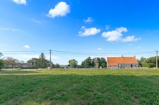 Charmante hofstede op 5.050 m² grond temidden de Damse weilanden, mooi verscholen langs een rustig landweggetje zonder veel doorgaand verkeer. De ligging is idyllisch, met rondom vrije, weidse zichten en dat vlakbij het gezellige centrum van Damme en op korte afstand van zowel Knokke als Brugge. <br /><br />Deze eigendom omvat onder meer een te moderniseren woonhuis met aanpalend een groot stalgebouw dat desgewenst geïntegreerd kan worden in het huis. Verder bijkomend op het perceel nog een bijkomend stalgebouw van 275 m² boordevol potentieel. Deze ruimte biedt tal van mogelijkheden: van opslag en hobbyruimte tot het stallen van dieren, of zelfs het inrichten van een atelier, vrij beroep of kantoor. <br /><br />Grenzend aan het huis ligt een mooi perceel weiland, een meerwaarde voor dierenliefhebbers of voor wie op zoek is naar rust en ruimte op een absolute toplocatie. <br /><br />Bezoeken mogelijk na afspraak met Willem Cauwels op GSM 0477/60.12.16.