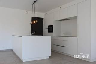 In het rustige Strijpen, vlak bij het centrum van Zottegem, bevindt zich dit instapklare gelijkvloerse appartement. Met twee ruime slaapkamers, twee terrassen, een ondergrondse autostaanplaats en energiezuinige voorzieningen biedt het appartement heel wat wooncomfort op een aangename locatie.<br /><br />Centraal bevindt zich de open en lichtrijke leefruimte met aansluitend de keuken. Vanuit de woonkamer heeft u rechtstreeks toegang tot het eerste terras, waardoor binnen en buiten mooi met elkaar verbonden worden.<br /><br />Het appartement beschikt verder over twee ruime slaapkamers, waarbij één slaapkamer rechtstreeks toegang biedt tot het tweede terras. Zo beschikt u aan beide zijden van het appartement over een aangename buitenruimte.<br /><br />De badkamer is uitgerust met zowel een ligbad als een afzonderlijke douche. Daarnaast zorgen de vloerverwarming en zonnepanelen voor extra comfort en een energiezuinige woonomgeving.<br /><br />Ook praktisch heeft het appartement heel wat te bieden. Een private autostaanplaats in de ondergrondse garage is inbegrepen. De aanwezige verlichting en verduistering blijven bovendien hangen, waardoor u het appartement meteen comfortabel kunt betrekken.<br /><br />De gemeenschappelijke kosten bedragen €55 per maand. Heeft u interesse? Dien dan eenvoudig uw bezoekaanvraag in via de website van Immo Francois. Wij nemen graag contact met u op om een bezoekmoment in te plannen.<br /><br />
