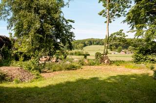 Charmante franse VILLA met een UNIEK PRACHTIG ZICHT op het KLUISBOS. Tuin met prachtige bomen, extra bouwgrond, handige oprit, dubbele aparte garage, en een UNIEK OPEN ZICHT op het prachtig landschap van de Vlaamse Ardennen. INDELING VILLA: charmante inkom, grote lichtrijke gezellige leefruimte, keuken, bijkeuken, atelier, kelder, nachthal, 3 slaapkamers en bureau, badkamer. Op het verdiep zich een 4de kamer. Bezoek na afspraak met IMMO BEGUIN: info@immobeguin.be