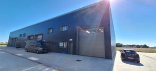 In Gijverinkhove (deelgemeente van Alveringem) bieden wij u deze ruime KMO-unit aan geschikt voor opslag, hobby of KMO bedrijvigheid. De ligging...