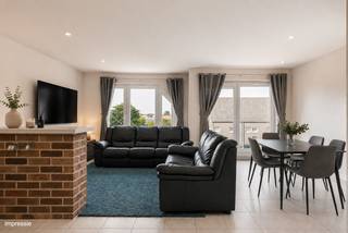 Bent u op zoek naar een comfortabel, energiezuinig en centraal gelegen appartement in Aartselaar? Neem dan zeker een kijkje naar dit tof appartement aan de Leugstraat 77C!<br />Het appartement is gelegen op de tweede verdieping van een kleinschalig gebouw zonder lift. Het bouwjaar dateert van 1995, wat dus nog steeds redelijk recent is. <br /><br />U komt het appartement binnen in de ruime inkomhal dewelke toegang biedt tot alle verschillende ruimtes. <br />De lichtrijke woonkamer beschikt over een gezellige en volledig open keuken dat zorgt voor een mooi doorlopend geheel.<br />Verder kan u in dit appartement een handige berging (met aansluiting voor wasmachine en droogkast), badkamer en apart toilet terugvinden. De badkamer is voorzien van een comfortabel ligbad en lavabomeubel. <br />Ook 2 ruime slaapkamers met voldoende ruimte voor kasten zijn in het appartement gelegen. <br /><br />In de kelder kan u een handige, ruime en privatieve berging terugvinden. <br /><br />De vaste kosten van het appartement bedragen slechts €25,- per maand! Deze zijn volledig bestemd voor het reservefonds. <br /><br />Het appartement wordt op heden verhuurd tegen een huurprijs van €830,- per maand. Wat dit appartement interessant maakt voor starters en investeerders!<br /><br />Op het gelijkvloers vindt u een privatieve garagebox met handige autostaanplaats (+/- 25 m²!). Deze is verplicht mee aan te kopen voor €30.000,-<br /><br />Belangrijkste troeven:<br />+ Zeer gunstig EPC-label (B) = geen renovatieverplichting<br />+ Gegarandeerd parkeercomfort!<br />+ Uitzonderlijk lage vaste kosten = geen dure maandelijkse lasten.<br />+ Gunstige indeling: Elke vierkante meter is optimaal benut, wat zorgt voor een zeer ruimtelijk gevoel en veel lichtinval.<br />+ Toplocatie: Gelegen in het gegeerde Aartselaar, met winkels, scholen, openbaar vervoer en belangrijke invalswegen (A12/E19) binnen handbereik.<br />+ Conforme elektrische keuring<br />+ Kleinschalig, recent gebouw<br /><br />Interesse in dit tof appartement? Contacteer ons via 03 337 50 70 of info@vbvastgoed.be voor meer info of een bezoek ter plaatse.<br />