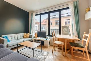 Voor meer info en foto’s, surf naar www.swevers.be – Dit instapklare appartement op de derde verdieping geniet van een centrale ligging in de Diestsestraat in Leuven. U woont hier midden in de winkelstraat, op wandelafstand van het station en het stadscentrum. Winkels, restaurants, scholen en ontspanningsmogelijkheden bevinden zich in de nabije omgeving, terwijl de aansluiting op de snelwegen vlot bereikbaar is. Het appartement maakt deel uit van een kleinschalig gebouw en biedt een praktische en functionele indeling op een bewoonbare oppervlakte van 49 m². Dankzij de moderne afwerking kunt u zonder grote renovatiewerken meteen verhuizen of verhuren. De lichtrijke leefruimte van ongeveer 20 m² vormt het hart van het appartement. Grote ramen zorgen voor een aangename lichtinval en creëren een open sfeer. Aansluitend bevindt zich de compacte, praktisch ingerichte keuken, waar u tijdens het koken contact behoudt met de leefruimte. Een aparte berging biedt extra plaats voor voorraad en huishoudelijke spullen. De badkamer is centraal gelegen en uitgerust met lavabo, toilet en douche. Achteraan bevindt zich de slaapkamer van circa 12 m², rustig gelegen weg van de straatzijde. Hier is voldoende ruimte voor een dubbel bed en kastruimte. Een absolute meerwaarde is het ruime terras aan de achterzijde. Deze aangename buitenruimte biedt plaats voor een tafel, stoelen en planten, waardoor u ook in het centrum van Leuven kunt genieten van een rustig moment in openlucht. Dankzij de combinatie van een uitstekende ligging, een praktische indeling, een lichtrijke leefruimte, een aparte berging en een gezellig terras vormt dit appartement een interessante opportuniteit voor zowel eigen bewoning als investering. Voor meer informatie, bel 011 255 155. Bron bewoonbare oppervlakte: EPC – verslag.